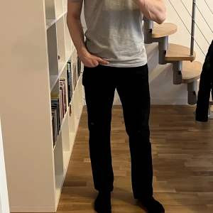 Levis 514  - Svarta Levis 514. Straight fit - raka i benen.  W30 L32 men har blivit skräddade i benlängden (se bilden) jag är 180 cm lång.