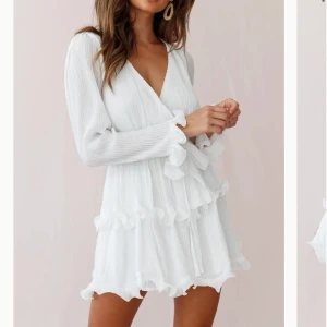 Studentklänning - Säljer nu min fina student klänningen som jag endast har haft en gång på studenten vilket gör att den är i ett super bra skick! Inga defekter! Storlek l men liten i storleken så passar M! Nypris var 900! Tryck inte på köp nu!!! Fraktar också!!! 💕