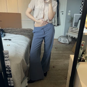 Kostymbyxor - Jättefina kostymbyxor i cool grå/lila färg. Ursprungligen från H&M, men köpte second hand, dock aldrig använda av mig. De är i gott skick! Säljer nu pga lite för stora för mig! 🥰