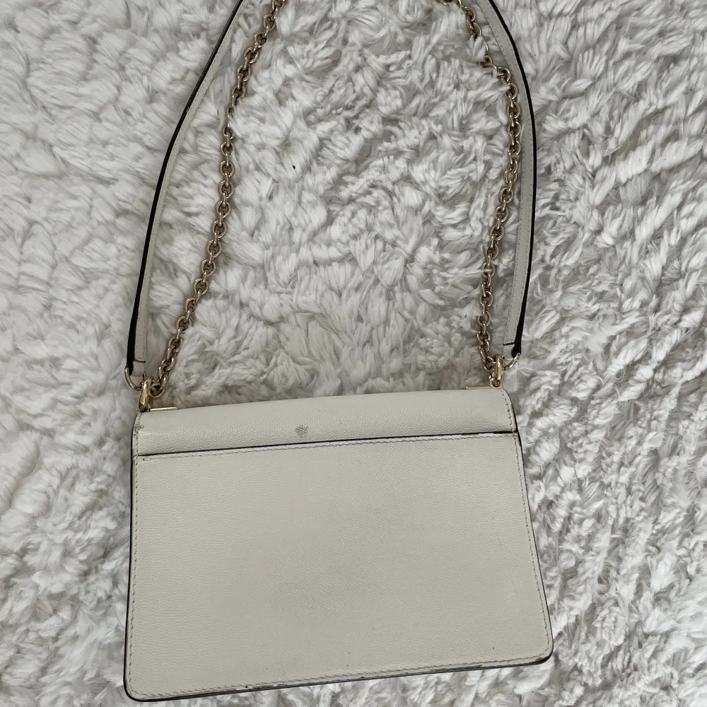 Mått: 20.0 x 13.0 x 7.0 (w x h x d) Jättefint skick, det är lite skönhetsfläckar på den som säkerligen går att ta bort. Kommer med dustbag. . Laukut & Käsilaukut.