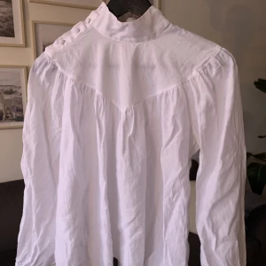 Fin blus från Zara - Säljer denna blus från Zara i storlek S. Använd två gånger så i fint skick. Dock en liten sminkfläck på insidan av kragen, så syns ej när man bär den (se bild nr 3). 