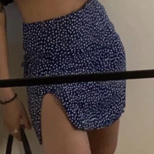 Prickig kjol - Kort prickig kjol med slits som inte passar mig längre. Storlek XS