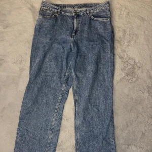Jeans - High waist balloon leg jeans från Monki. De är använda 2 gånger max och är i bra skick. Bara att höra av dig om du har frågor!💕