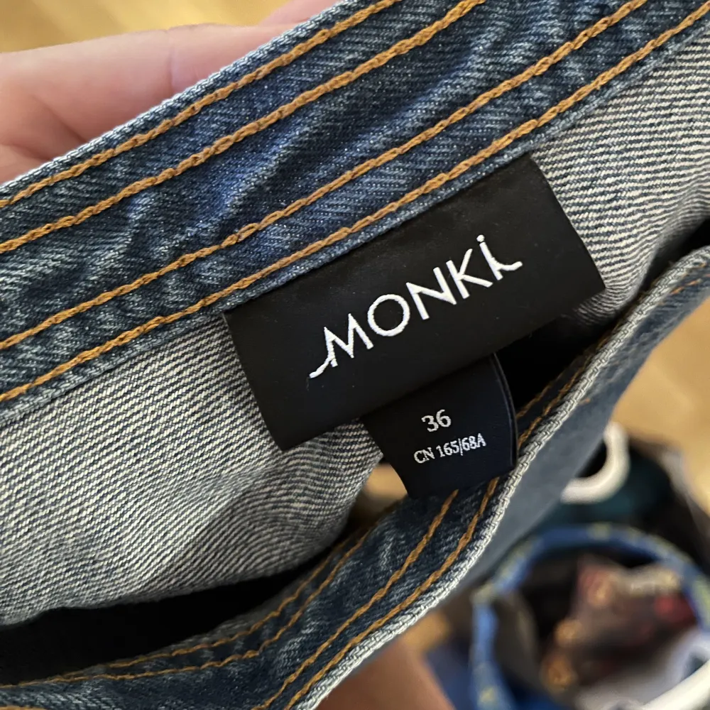 Häftig jeanskjol från Monki, i snygg utsväng modell. Klassisk denim blå, strl 36. Bra skick. . Kjolar.