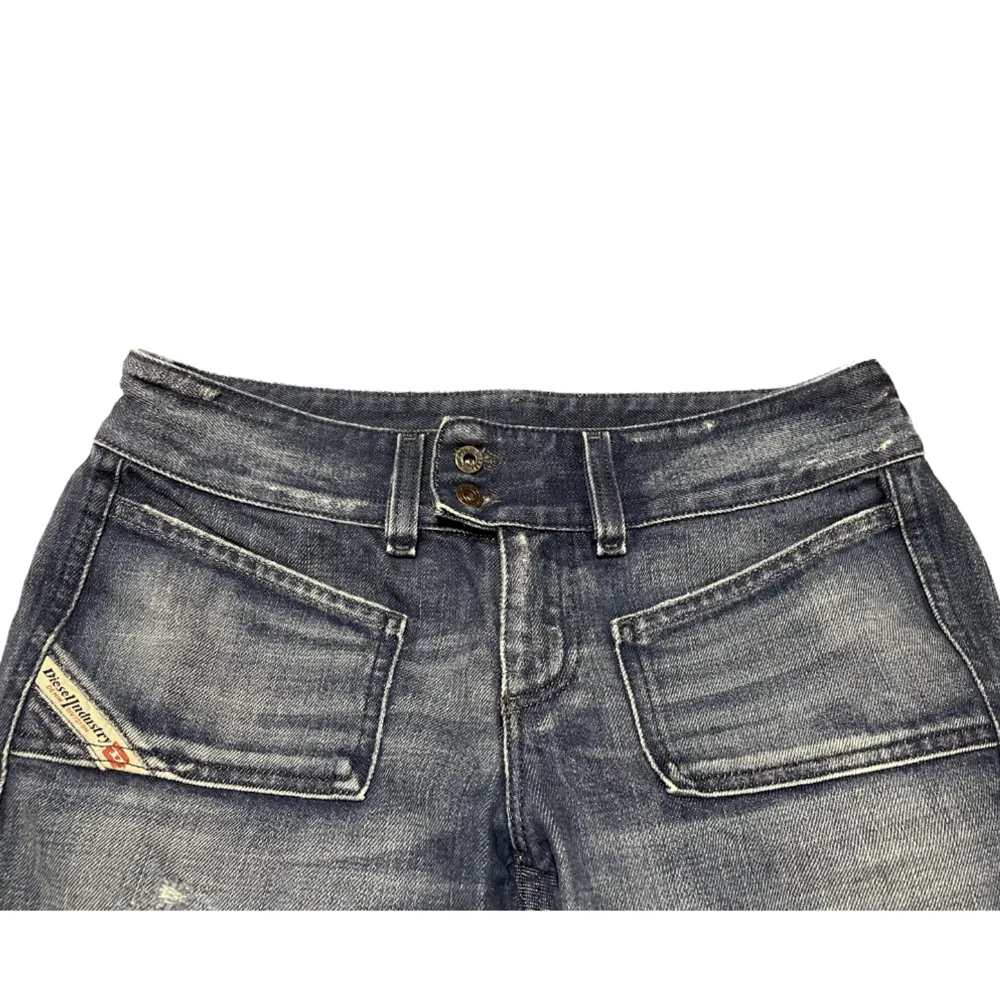 Jättecoola lågmidjade Diesel Industry denim division jeans i strl W27. Använda ett fåtal gånger, väldigt bra skick Midjemått tvärs över: 39cm längd: 104cm innebenslängd: 86cm ✨möts i Stockholm✨. Jeans & Byxor.