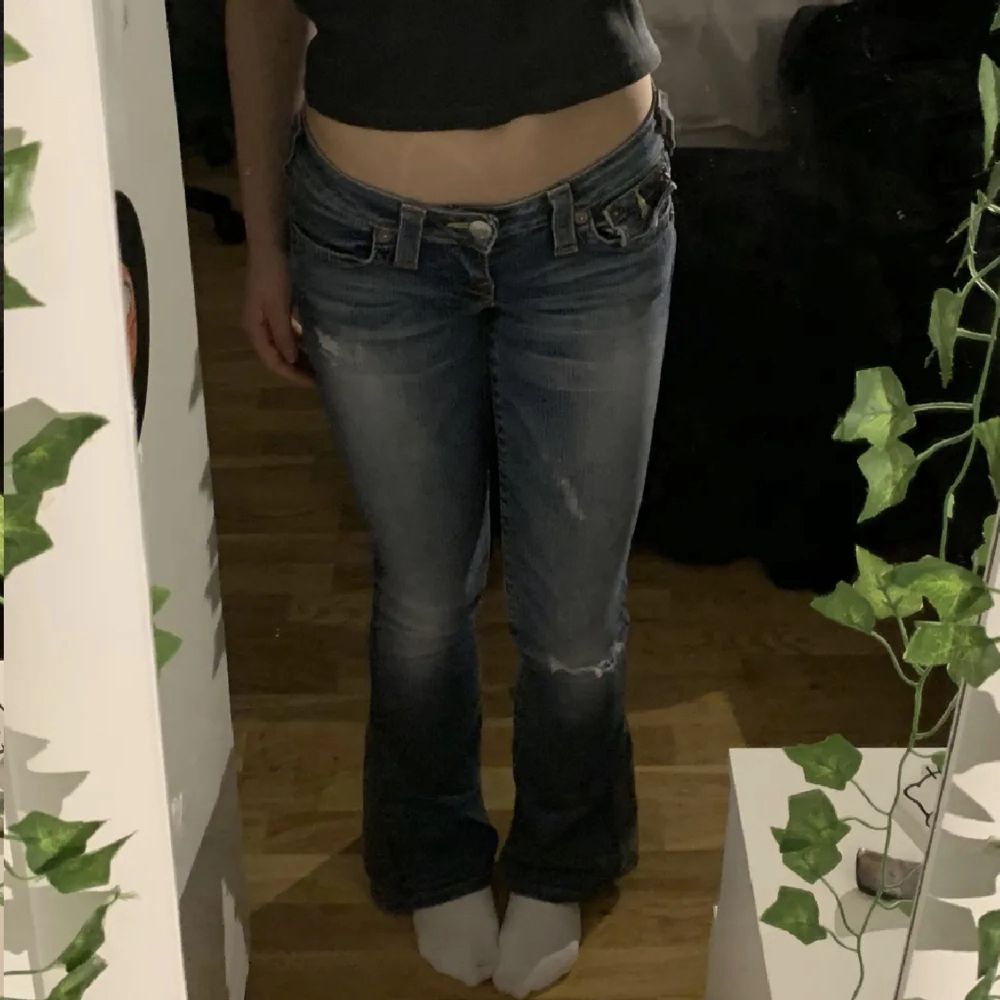 As snygga bootcut Trueys i blĂ„đ«¶đŒD e sydda lĂ€ngst ner sĂ„ att d ska bli mer bootcut, skit snyggt! Bra skick alltsĂ„ inga flĂ€ckar/skador mm. InnerbenslĂ€ngd: 75cm midjemĂ„tt 35 cm men stretchiga! Kontakta gĂ€rna vi intresseâ€ïž DIREKTPRIS:800kr. Jeans & Byxor.