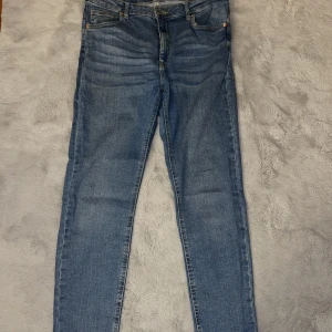Jeans - Molly orginal jeans från ginatricot. Använda fåtal gånger och de är i bra skick. Har du några frågor så är det bara att höra av dig!💕