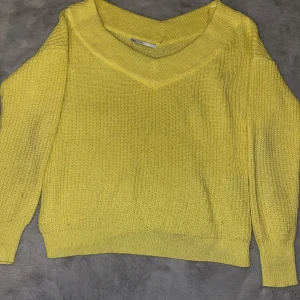 Stickad tröja - Gul stickad tröja i fint skick.