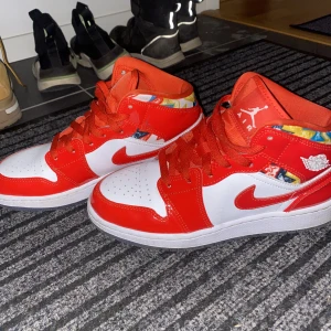 Jordans  - Intressekoll på mina Jordans i Barcelona edition, sällsynta finns inte i marknaden, glansigt marterial i god skick, stl 38