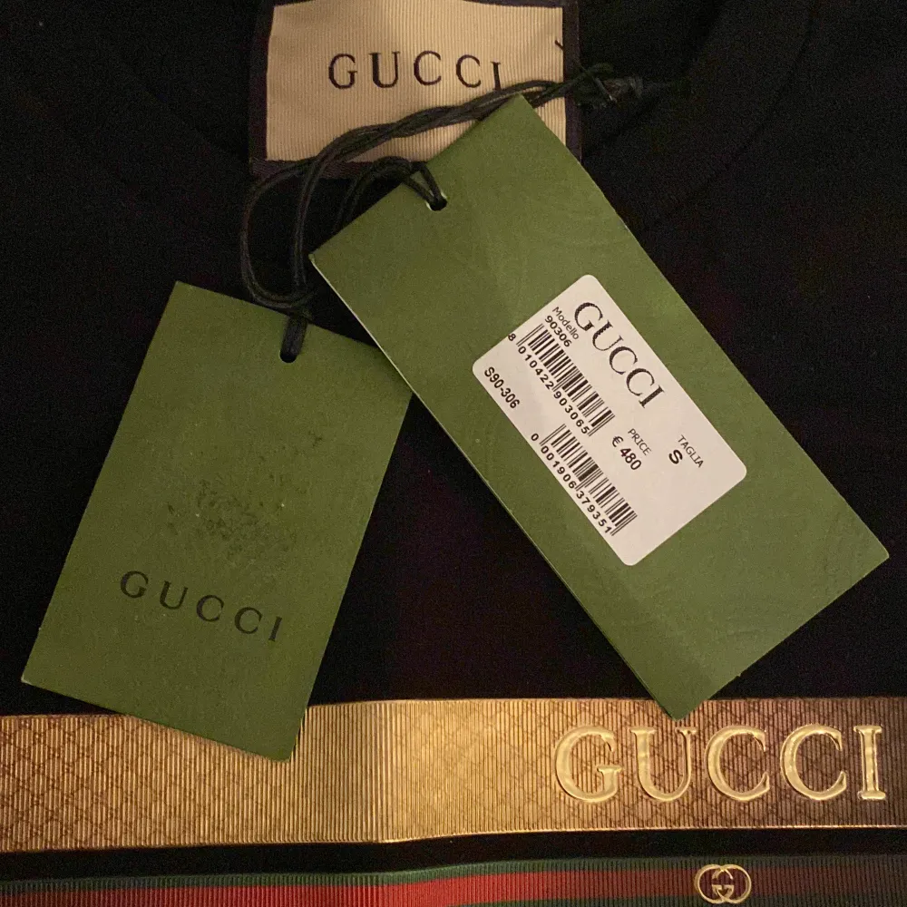 Gucci t shirt till salu och är inte använd har fått den som present och den behövs säljas för den inte riktigt är min stil (Pris kan diskuteras) ifall du vill ha mer bilder på tröjan skriv bara! (Fake). T-shirts.