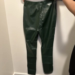 Skinnbyxor med slits nere - Gott skick