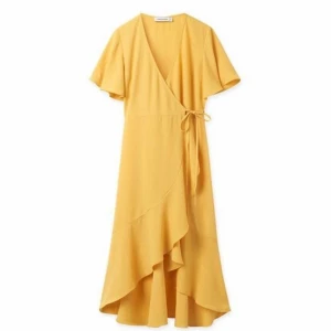 Omlottklänning Carin Wester - En gul sommardröm, säljer pga rensning men denna har varit en favorit. Alltid fått fina kommentarer när jag använt den! 🌻  Stl. 36 och trotts använd så har den inga skador eller tecken på användning.