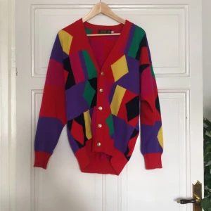 Kofta  - En jätte fin kofta i ull. Har någon fläck men det gå nog att tvätta bort.