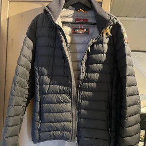 Parajumpers Jacka - Parajumpers Jacka i mycket fint skick! Storleken är ”Y-L” vilket motsvarar ”M” 