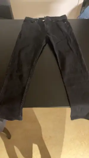 Svarta jeans från H&M. Enda ”felet” är att mitt namn står med tusch på tagen på insidan bak (inget som syns när byxorna är på) Slim