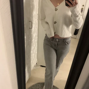 vit kofta  - jättegullig kofta som inte kommer till användning. endast använd ett fåtal gånger🤍🤍nypris 250