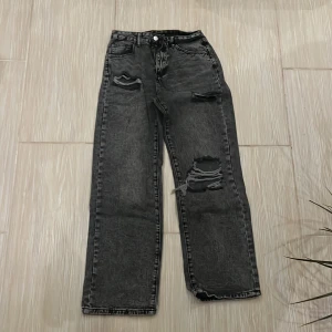 Byxor - Säljer dom här jätte fina byxorna då dom är för korta på mig. Har använt 1 gång. Ganska små i storleken.💕