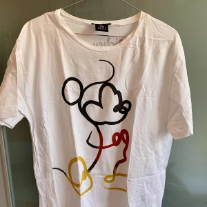 T-shirt  - En cool Mussepigg t-shirt från Zara. Storlek s, men lite oversized. Använd vid några enstaka gånger. 