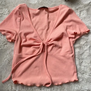 Topp från shein - En fin topp i en orange/rosa färg, superfin till sommaren. Stretchigt material så den passar nog flera strl. Skriv för fler bilder