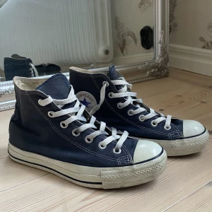 Mörkblå converse - ALLA BUD ÄR BINDANDE, BUDA ENDAST OM DU ÄR SÄKER PÅ ATT DU SKA KÖPA! Mörkblå converse i storlek 37,5, lite slitna men fint skick, skriv för fler bilder! Köp direkt för 400, skriv till mig privat❤️