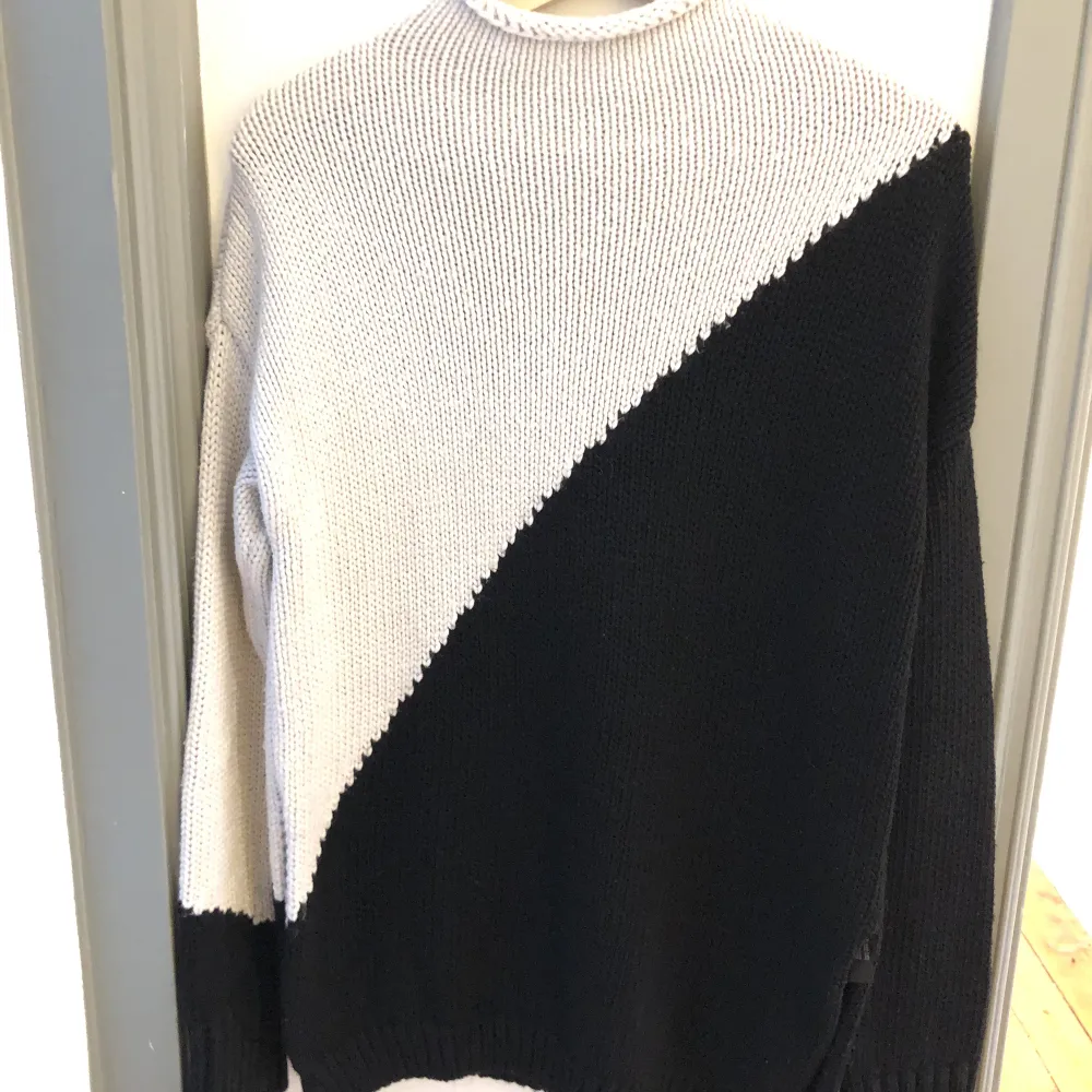ZARA black and white sweater. Size S but it can easily fit M as well  Pick up available in Kungsholmen  Please check out my other items! :) . Tröjor & Koftor.