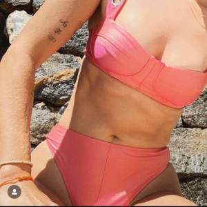 Helt ny bikini med prislapp kvar från märket ACKswimwear. Italienskt vadklädsmärke där allt tillverkas 100% etiskt i Italien. Så fin metall rosa färg. Ny pris runt 2500 för hela settet