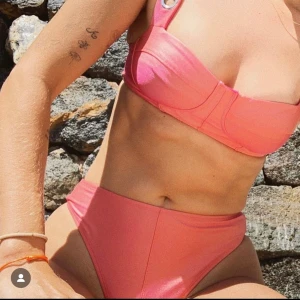 Ny ACK bikini - Helt ny bikini med prislapp kvar från märket ACKswimwear. Italienskt vadklädsmärke där allt tillverkas 100% etiskt i Italien. Så fin metall rosa färg. Ny pris runt 2500 för hela settet