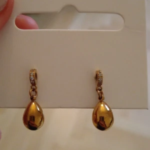 Edblad örhängen - Jättesöta örhängen från Edblad, små droppar i rosé guld färg med vita kubisk zirkonia. Använda endast ett par gånger.