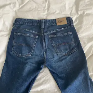 Lågmidjade Tommy Hilfiger jeans, långa! Förmodligen killmodell, passar s/m, spårbar frakt 69kr💕