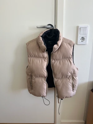 Beige pufferväst  - Storlek S, fint skick!  