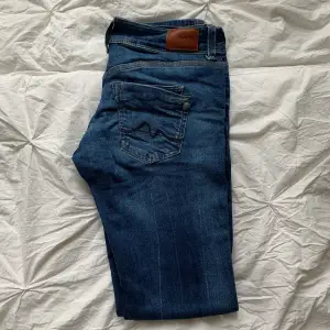 Lågmidjade blå jeans, dem är ganska tajta och nästan skinny. Men i nyskick🤍