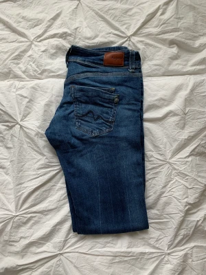 Blåa jeans - Lågmidjade blå jeans, dem är ganska tajta och nästan skinny. Men i nyskick🤍