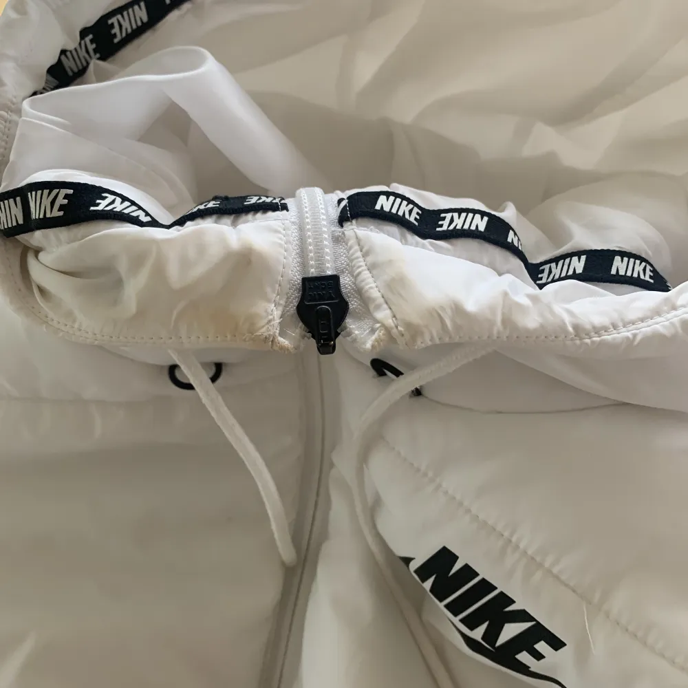 Jag säljer en vit nike jacka i storlek S. Säjer för 400 kr + frakt. Budgivningen i kommentarsfältet eller skriv privat. Det är lite smutsigt inne på jackan, men det syns inte så mycket. . Jackor.