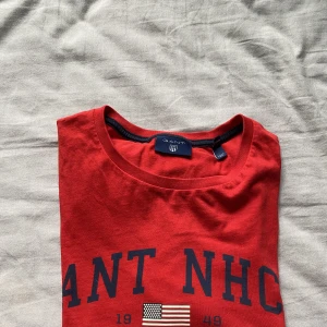 Gant T-shirt  - Säljer nu min gant t-shirt i storlek S men den är stor i storleken. Den är i använt skick. Nypris 399kr, säljer för 100kr.  Tveka inte att höra av dig vid funderingar!