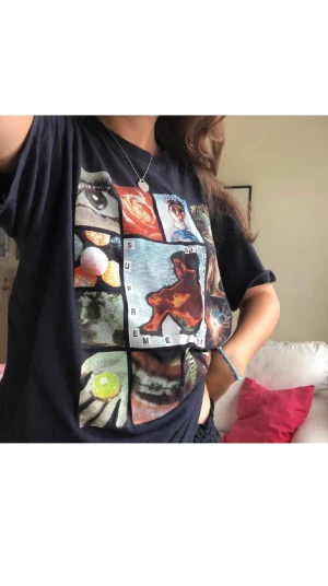 Supreme tröja med tryck  - Köpte denna tröja på plick för ett tag sedan! Tröjan köptes av förra ägaren med ett litet hål längs ner på ryggen men varken jag eller någon annan har märkt det❤️ Nypris på tröjan är ca 800kr! Skriv vid funderingar🫶🏻🫶🏻