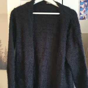 Fluffig svart kofta - En jättemysig fluffig svart kofta som passar till allt! Storlek XS/S