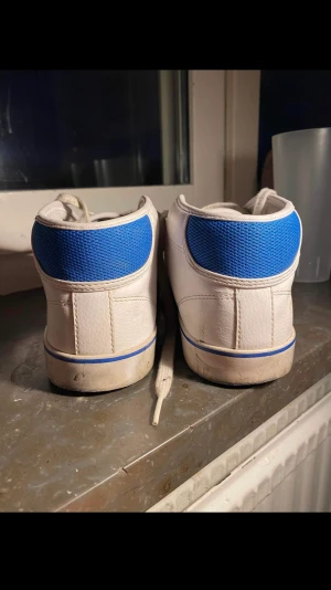 Lacoste skor - Hej säljer mina skor som jag inte använder längre, kan vara värt att köpa till sommaren😁