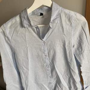 En blå vit randig skjorta från från Hm. Väldigt lätt och tunnt material så perfekt till sommaren/våren. Är i storlek 32 men passar en 34 med