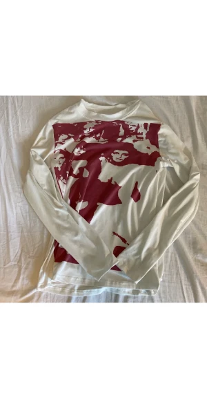 vit tröja med tryck  - Hej! Köpte denna tröja här plick❤️ Fint skick och bara att höra av sig vid frågor eller önskan för fler bilder❤️