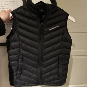 Peak Performance väst  - Superfin Peak väst i modellen Frost Down🤍🫶🏼