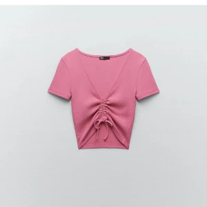 Rosa crop top  - Köpt från zara, använt få tal gånger skriv för flera bilder 