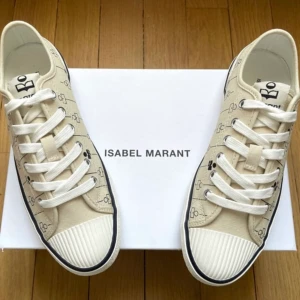 Isabel matant - Säljer mina sjukt snygga Marant skor då dom tyvärr inte kommer till användning och jag tror någon annan hade blivit gladare för dom än vad jag är🥰skicket är fint