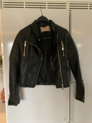 Skinnjacka  - Skinnjacka från chiquelle i storlek 36. Endast använd 2 gånger. Fel sydd vid dragkedjan men funkar som vanligt. 