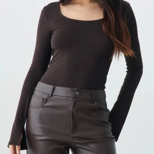 brun topp - säljer denna superfina bruna toppen från gina då jag inte känner att den passar mig, nypris 200, använd en gång❤️m men passar s