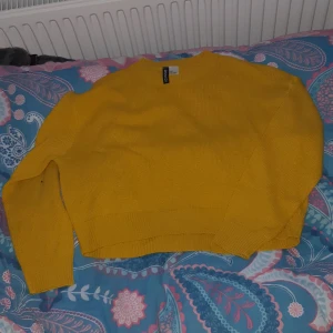 Stickad tröja - Stickad tröja i nytt skick, använt 1 gång. Säljer i blått och rött också.