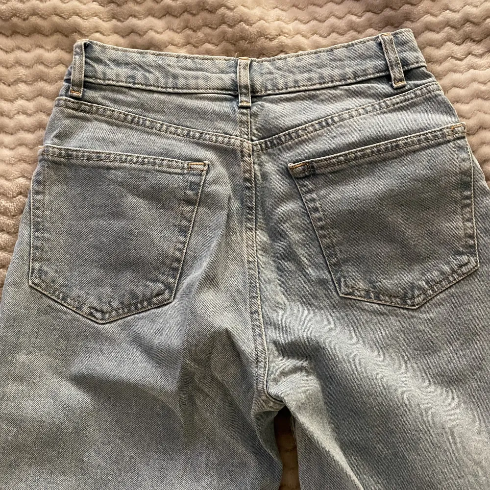 Rensat bland jeans & dessa har tyvvär inte kommit till användning alls, helt nya & köpta för cirka 300& på h&m! Storlek 36, tajta högt i midjan men går rakt ner på benen . Jeans & Byxor.