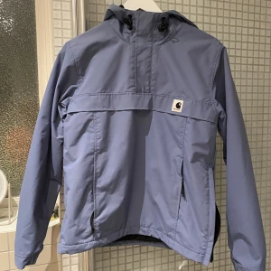 Carhartt jacka - Blå/grå anorak från Carhartt i storlek small. Väldigt fint skick! 