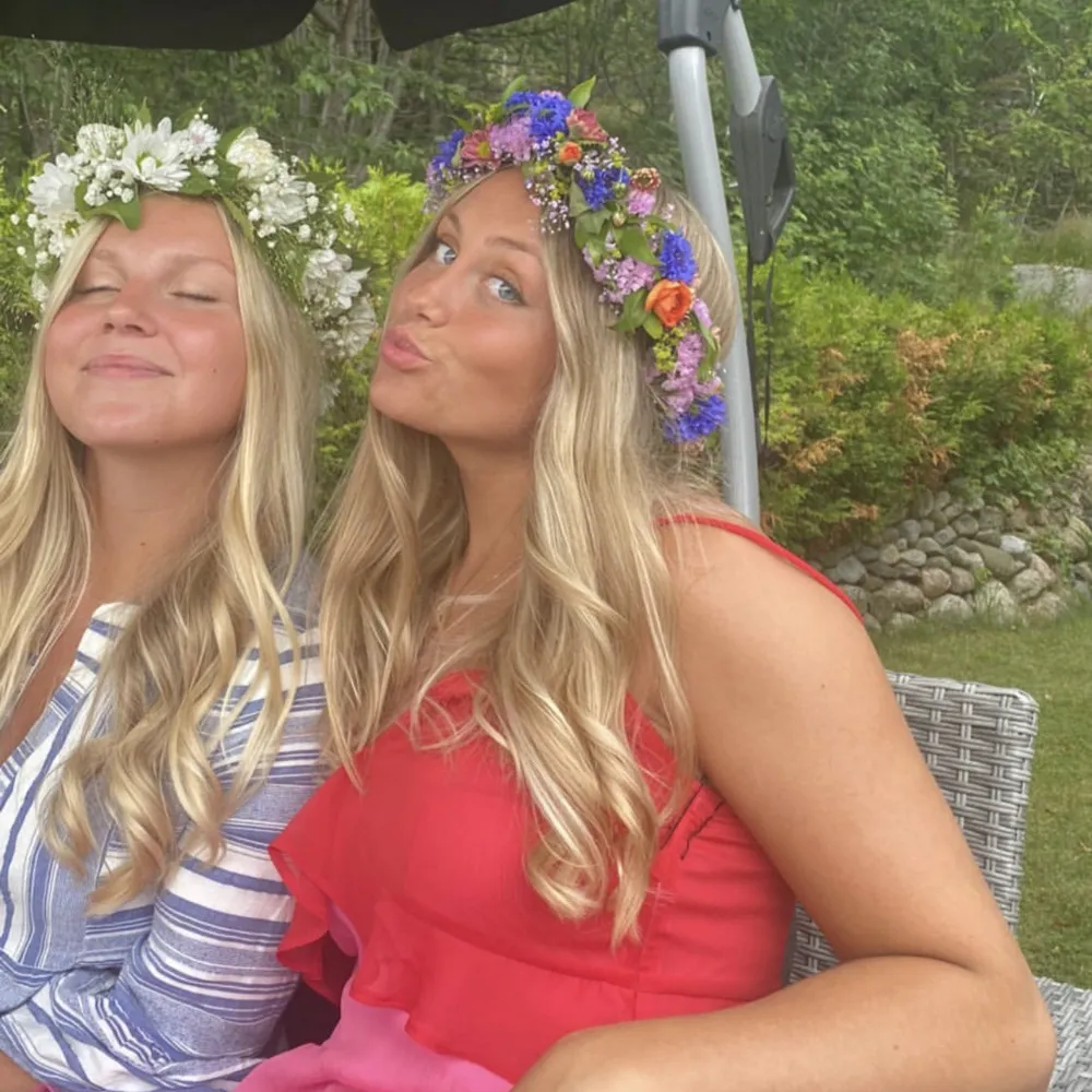 Säljer nu min underbara sommarklänning från Never Fully Dressed. Köptes från zalando 2021. Så unik klänning och perfekt till midsommar eller kräftskivan. Storlek L tror jag men den e stor i storleken! Jag bär vanligtvis 38/M.. Mekot.