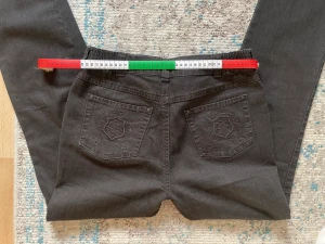 y2k jeans - skit coola jeans i storlek 38 med detaljerade bakfickor 💞färgen är typ svart/brun. de är raka i modellen och från märket comfort fit😊