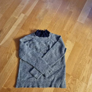 Fin grå, stickad tröja🤩 - Fin grå, sticad tröja, använd. Inga fel.🤩